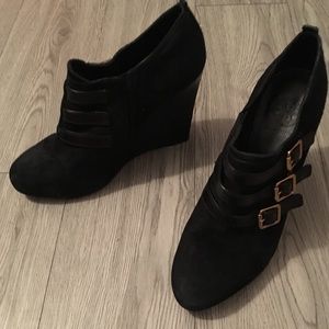 EUC Tory Burch black suede wedge